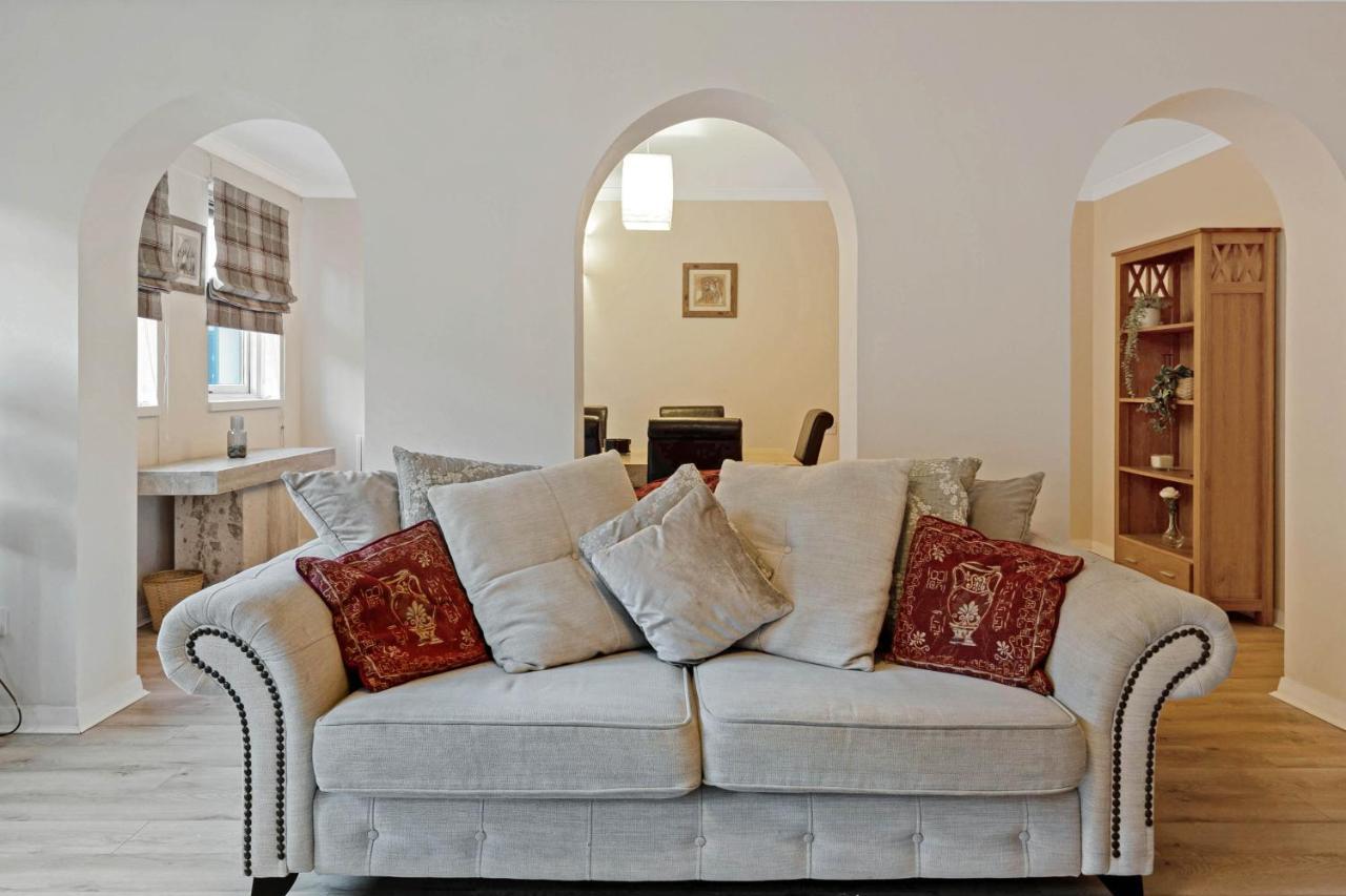 Elegant & Unique Getaway - Spacious 3 Bedroom, 2 Bathroom City Centre Apartment - Free Allocated Parking. Edimburgo Exterior foto